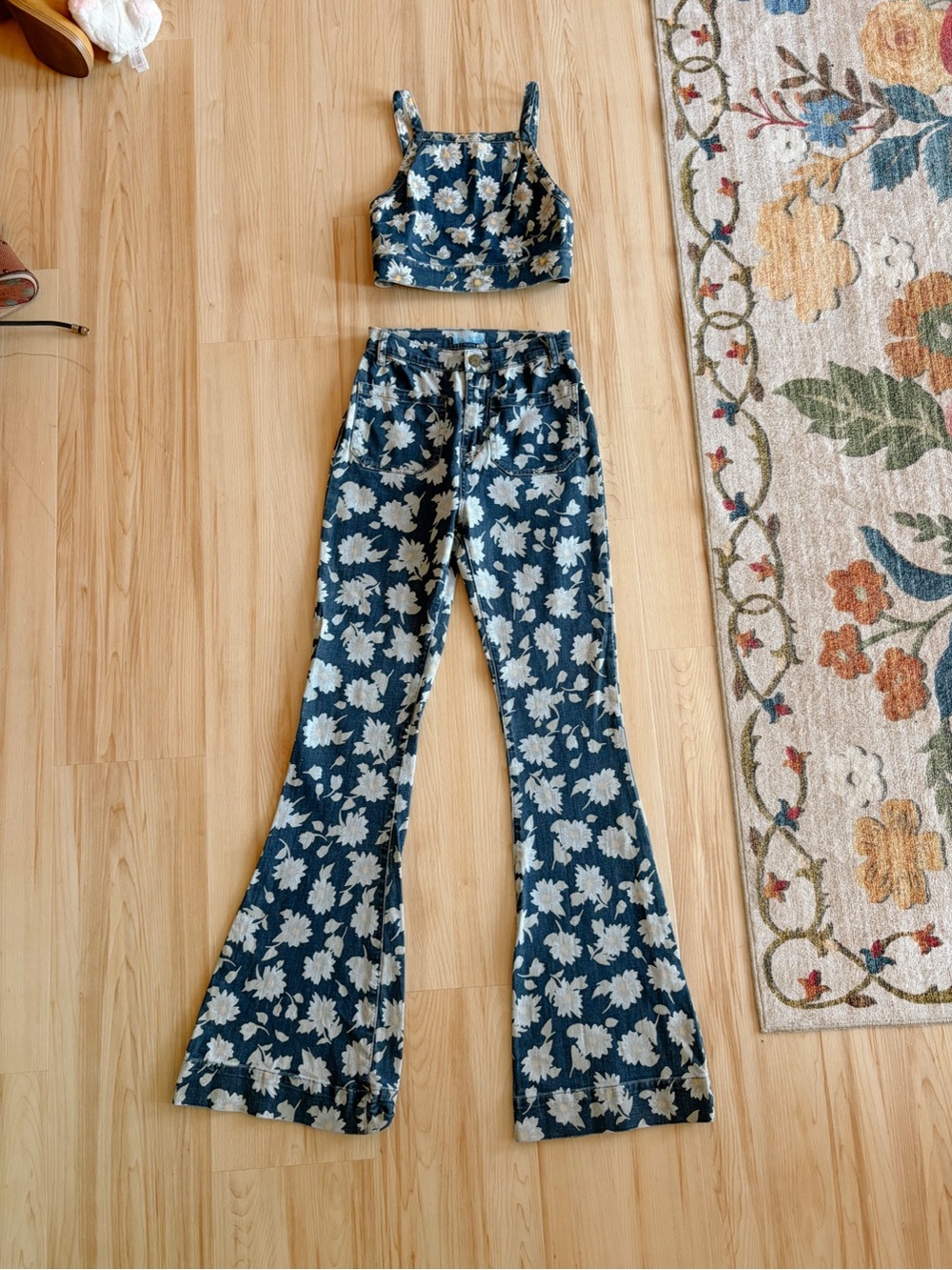 Show me your mumu Floral Two-Piece Crop Top and Flared Pants Set - Blue & White